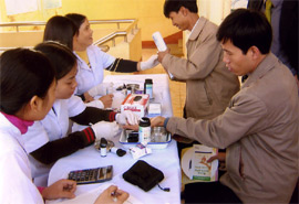Cán bộ Trung tâm Nội tiết tỉnh lấy máu xét nghiệm kiểm tra bệnh đái tháo đường cho người dân. (Ảnh Ngọc Sơn)