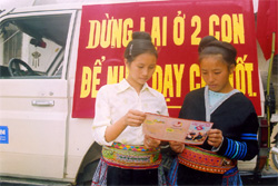 Phụ nữ dân tộc Mông xã Suối Giàng (Văn Chấn) tìm hiểu kiến thức về DS-SKSS. (Ảnh: Phương Đông)


