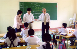Thầy giáo Hà Ngọc Xuân (bên phải) hướng dẫn lãnh đạo Sở Giáo dục - Đào tạo tỉnh Yên Bái và Lào Cai thăm Trường.