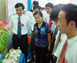 Các đại biểu thăm quan triển lãm sản phẩm tuổi trẻ sáng tạo tại Đại hội tỉnh Đoàn Yên Bái lần thứ XII.