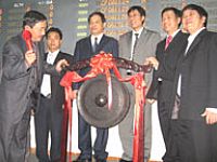 Đại diện Cty cổ phần Sông Đà 1.01 đánh cồng chính thức niêm niết cổ phiếu tại sàn Hà Nội.