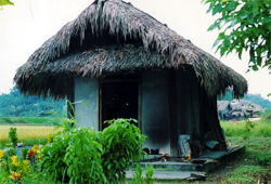 Ngôi nhà của ba mẹ con Nguyễn Văn Thông ở thôn Quyết Thắng, xã Y Can, huyện Trấn Yên (Yên Bái).