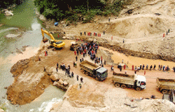 Lễ ngăn dòng công trình Thủy điện Ngòi Hút 1, xã Phong Dụ Thượng, huyện Văn Yên ngày 7/12/2007.
(Ảnh: Hoàng Đô)
