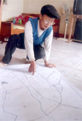 Bác Nguyễn Văn An với sơ đồ hộ nghèo ở thôn Lương Thịnh.

