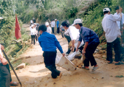 Đoàn viên thanh niên xã Suối Giàng (Văn Chấn) tham gia sửa đường liên thôn.