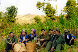 Sùng Bla Ký (người đầu tiên từ trái sang) thường xuyên cùng các thanh niên trong xã tuần tra bảo vệ xóm làng.