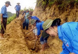 Thanh niên tình nguyện tham gia làm thuỷ lợi tại xã Chế Cu Nha, huyện Mù Cang Chải. (Thu Hạnh)