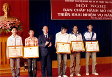 Đồng chí Hoàng Thương Lượng - Chủ tịch UBND tỉnh tặng bằng khen cho các học sinh đạt giải cao tại cuộc thi Sáng tạo thanh thiếu niên toàn quốc.

