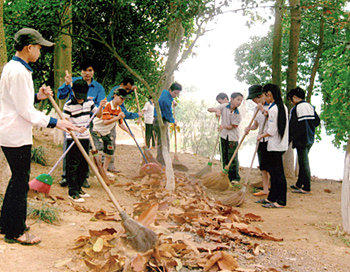 Các đoàn viên thanh niên quét dọn, vệ sinh tại khu vực công viên Yên Hòa (TP Yên Bái).