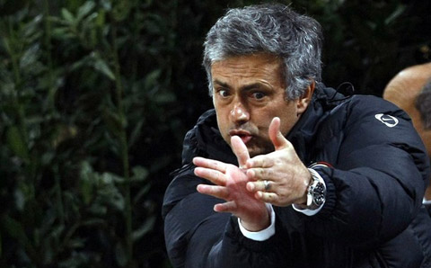 Dù đang chịu án kỷ luật, HLV Mourinho cũng không giữ được bình tĩnh khi các học trò chơi bế tắc.