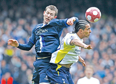 Hậu vệ Tottenham Assou-Ekotto (phải) tranh bóng với tiền vệ Blackburn Brett Emerton.