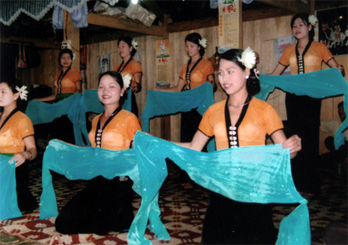 Sinh hoạt văn hóa tại nhà sàn văn hóa xã Nghĩa An.