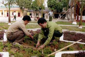 Cán bộ, chiến sỹ Ban chỉ huy Quân sự thị xã Nghĩa Lộ tích cực xây dựng doanh trại chính quy, sạch, đẹp.
