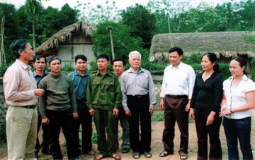 Lãnh đạo Đảng ủy, UBND xã Tân Đồng (Trấn Yên) trao đổi với đảng viên thôn 3 về nhiệm vụ phát triển kinh tế - xã hội ở địa phương.