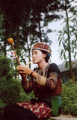 Cây khèn ma nhí này được làm bằng gỗ là đạo cụ biểu diễn văn hóa dân gian của người Xa Phó (huyện Văn Yên).