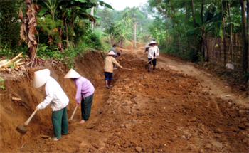 Nông dân xã Cường Thịnh (Trấn Yên) làm đường giao thông liên thôn. (Ảnh: Hà Linh)

