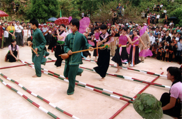 Tiết mục Múa sạp trong Tuần văn hóa Mường Lò - 2009.
(Ảnh: Hoàng Đô)