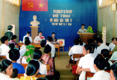 Một buổi đối thoại của Ban Thường vụ Đảng ủy xã Tân Hợp với nhân dân thôn 12.