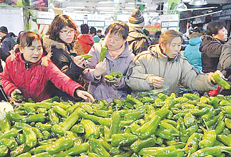 Giá lương thực tăng cao khiến bài toán chi tiêu của người dân Trung Quốc càng khó khăn.
