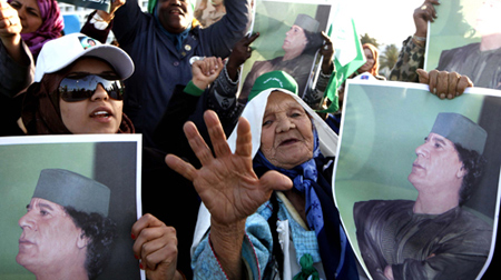 Những người dân ở Tripoli, Libya giơ ảnh ông Gaddafi biểu thị ủng hộ nhà lãnh đạo này vào ngày 7-3