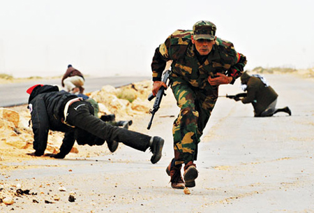 Phe nổi dậy Libya đang hứng nhiều đợt phản công dữ dội của chính phủ.