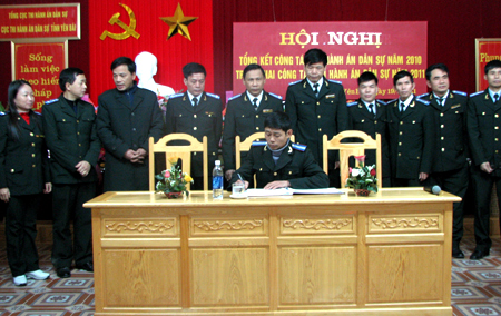 Các đơn vị thi hành án trong tỉnh ký kết giao ước thi đua năm 2011.
