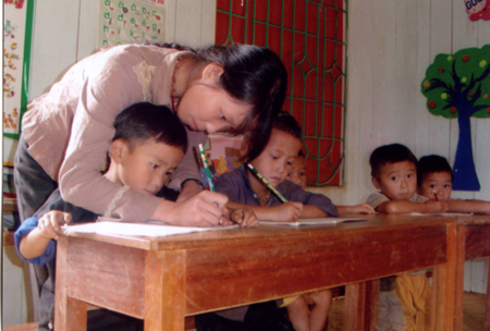 Cô và trò ở điểm trường bản Chế Cu Nha, xã Chế Cu Nha (Mù Cang Chải).
