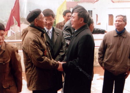 Các đồng chí lãnh đạo huyện Văn Yên trao đổi với già làng, trưởng bản tại Hội nghị biểu dương già làng, trưởng bản, người có uy tín trong cộng đồng.
