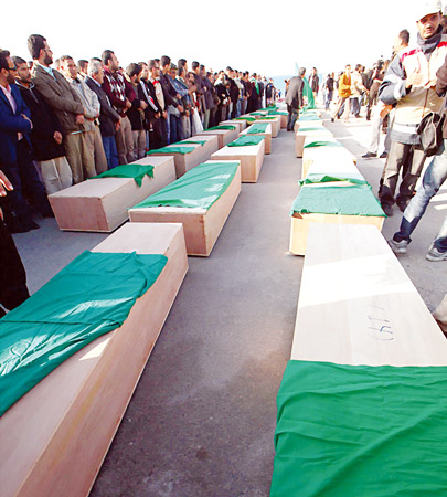 Đám tang tập thể người dân Libya chết do các vụ không kích của liên quân.