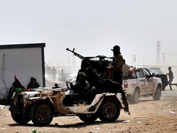 Lực lượng nổi dậy Libya rút khỏi trận địa gần Nofilia, cách Sirte khoảng 100km ngày 29/3.