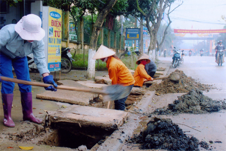 Khơi thông cống, rãnh khu trung tâm thị trấn Cổ Phúc.
