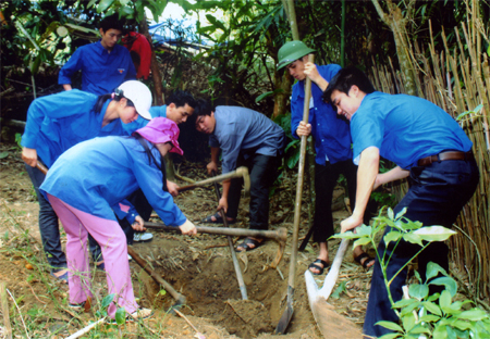 Thanh niên tình nguyện xã Nậm Búng (Văn Chấn) lao động giúp người dân tại bản Nậm Chậu làm công trình vệ sinh.
