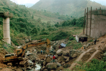 Nhà thầu tập trung thi công xong móng, chuẩn bị làm thân trụ T2.
