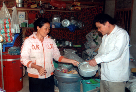 Mô hình kinh doanh hàng tạp hoá của gia đình hội viên Đinh Thị Đỏ, thôn Yên Mỹ đã giúp nhân dân thuận tiện trao đổi, mua bán.
(Ảnh: Thanh Chi)

