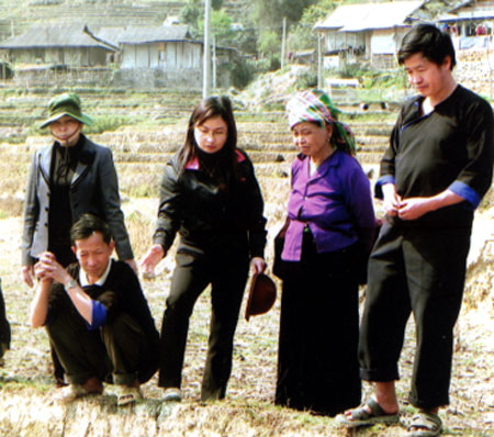 Lãnh đạo Hội liên hiệp phụ nữ tỉnh kiểm tra mô hình sử dụng phân viên nén dúi sâu trong sản xuất lúa nước tại huyện Trạm Tấu.