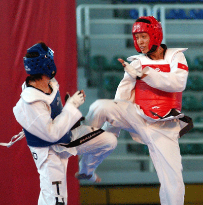 Võ sỹ Lê Huỳnh Châu (phải) là niềm hy vọng của Taekwondo.