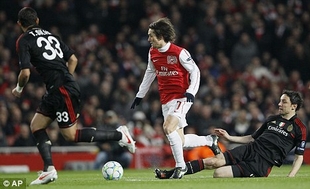 Rosicky tỏa sáng trong trận đấu với AC Milan