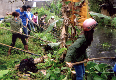 Đoàn viên, thanh niên phường Nguyễn Thái Học nạo vét khơi thông dòng chảy suối Ngòi Yên.
