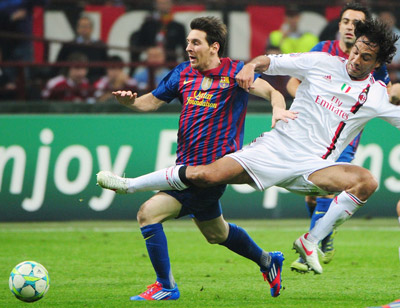 Tiền đạo Lionel Messi (trái) vượt qua sự truy cản quyết liệt của trung vệ Alessandro Nesta (AC Milan).
