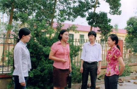 Lãnh đạo Ban Tuyên giáo Huyện ủy Lục Yên trao đổi, trò chuyện với những đảng viên trẻ tham gia lớp bồi dưỡng lý luận chính trị cho đảng viên mới và Lớp sơ cấp chính trị.
