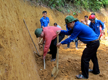 Đoàn viên thanh niên Yên Bái tích cực tham gia hoạt động làm đường giao thông thôn bản.