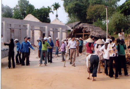 Đoàn viên, thanh niên chung tay xây nhà cho gia đình khó khăn ở xã Tân Hương.
