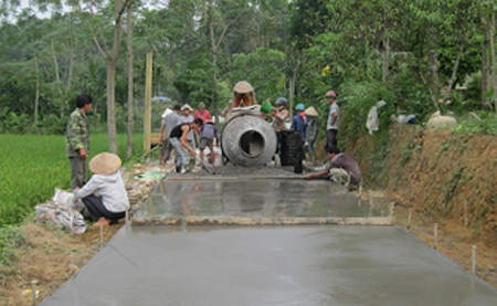 Năm 2012 xã Mai Sơn đã kiên cố hóa gần 3 km đường bê tông.