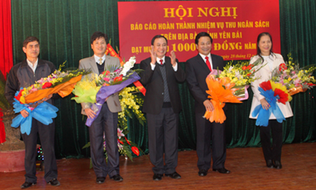 Đồng chí Phạm Duy Cường - Chủ tịch UBND tỉnh tặng hoa cho các đơn vị thực hiện tốt công tác thu ngân sách 2012.
