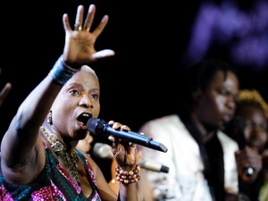 Ca sỹ Angelique Kidjo của Benin sẽ tham gia biểu diễn bài hát.