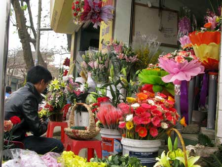 Dãy phố kinh doanh hoa tươi trên đường Điện Biên.
(Ảnh: Thanh Ba)