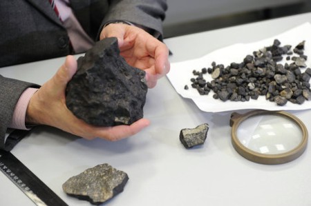 Một mảnh thiên thạch lớn được tìm thấy sau vụ nổ hôm 15/2.