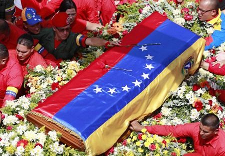 Linh cữu ông Chavez được phủ quốc kỳ trong lễ rước.