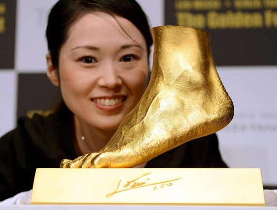 Bức tượng bằng vàng mô phỏng bàn chân trái của Messi được trưng bày tại Nhật Bản
