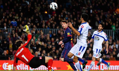 Messi ghi bàn thắng trong trận Barcelona gặp Deportivo La Coruna.